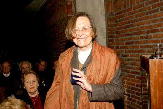 Dra. Angélica Wozniak Kuczaz al recibir su Distinción Sindical.