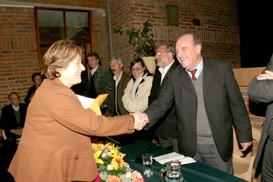 Dra. Elena Goñi, recibe su diploma como Socia Honoraria.