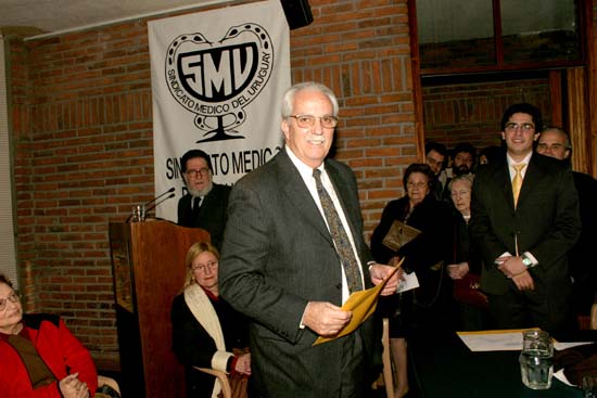Dr. Juan Carlos Baluga, recibe su diploma de Socio Honorario.