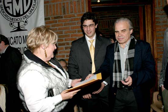 Dra. Sonia Yedvabinski Guirson recibe su diploma de Socia Honoraria.