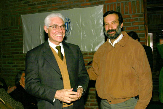 Dr. Juan Bonifazio Crottogini recibe su Distinción Sindical del Dr. Francisco Cóppola.