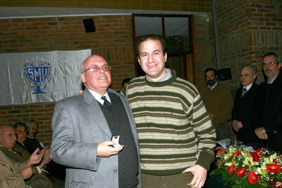 Dr. Luis Alberto Carriquiry Lecour, junto al Dr. Julio Trostchansky, al recibir su Distinción Sindical.
