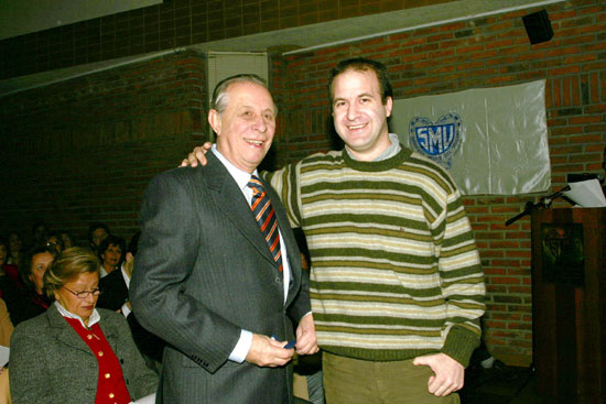 Dr. Alberto Del Campo Lerena, junto al Dr. Julio Trostchansky, al recibir su Distinción Sindical.