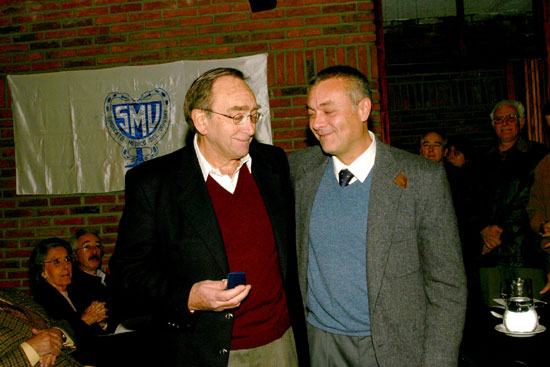 El Dr. Homero Demichelli Rial, recibe su Distinción Sindical del Dr. Álvaro Ginzo.