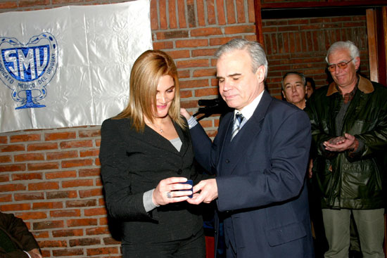 La viuda del Dr. Sergio Ximénez recibe la Distinción Sindical de manos del Dr. Daniel San Vicente.