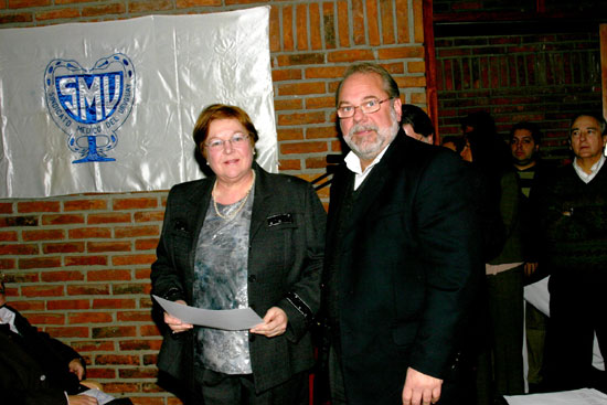 La Dra. Olga Caracha Rigau recibe su diploma de Socia Honoraria del Presidente del SMU Dr. Alfredo Toledo.