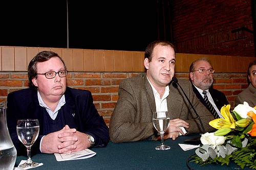De Izq. a Der. Dres. Eduardo Figueredo (CONFEMEL), Julio Trostchansky (Vicepresidente del CE del SMU) y Alfredo Toledo (Presidente del CE SMU).