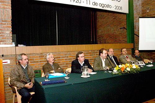 De Izq. a Der. Dres. Hugo Rodríguez (SMU), Felipe Schelotto (Decano Facultad de Medicina), Dr. Eduardo Figueredo (Secretario de Confemel), Julio Trostchansky (Vicepresidente del SMU),
Alfredo Toledo (Presidente del SMU), Fernando Dora (Representante de OPS/OMS Uruguay) y Ángel Ginés (Director de la Escuela de Graduados)
