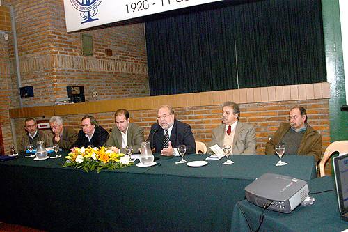 De Izq. a Der. Dres. Hugo Rodríguez (SMU), Felipe Schelotto (decano Facultad de Medicina), Dr. Eduardo Figueredo (secretario de Confemel), Julio Trostchansky (vicepresidente del SMU),
Alfredo Toledo (presidente del SMU), Fernando Dora (director de OPS/OMS Uruguay) y Ángel Ginés (director de la Escuela de Graduados)