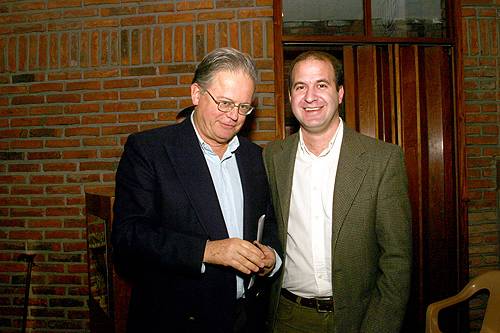 Dr. Edmundo Batthyany recibe la Distinción Sindical, entrega el Dr. Julio Trostchansky