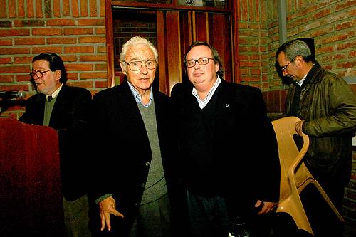 El Dr. Carlos Alberto Cagno recibe su Distinción Sindical, entrega el Dr. Eduardo Figueredo.