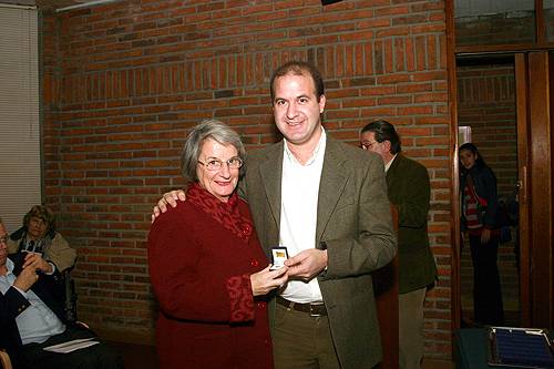 La Dra. Nora Giambiasi recibe de manos del Dr. Julio Trostchansky su Distinción Sindical.