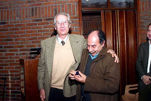 El Dr. Daniel Gil recibe su Distinción Sindical del Dr. Angel Ginés.