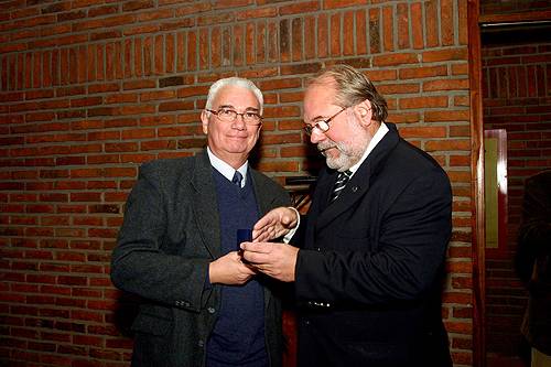 Dr. Mario Gomensoro (de Maldonado) recibe la Distinción Sindical, entrega el Dr. Alfredo Toledo.