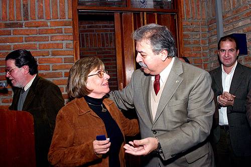 La Dra. Celia Emma Herrera Gufanti recibe su Distinción Sindical de manos del Dr. José Fernando Dora.