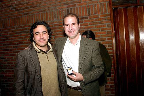 El hijo del Dr. Ignacio Miguel Musé recibe la Distinción Sindical de su padre, de manos del Dr. Julio Trostchansky