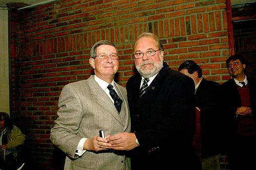El Dr. Antonio Turnes recibe su Distinción Sindical de manos del Dr. Alfredo Toledo.