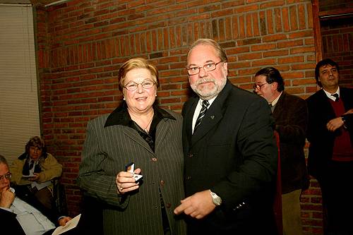 La Dra. Olga Caracha recibe su Distinción Sindical, entrega el Dr. Alfredo Toledo.