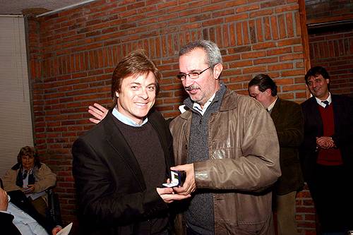 El Dr. Yovarone (hijo) recibe la Distinción Sindical de su padre el Dr. Juan Emilio Yovarone Formosa, de manos del Dr. Hugo Rodríguez Almada.
