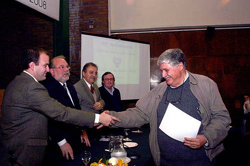 El Dr. Pablo Ambrosoni recibe su diploma como Socio Honorario del SMU.