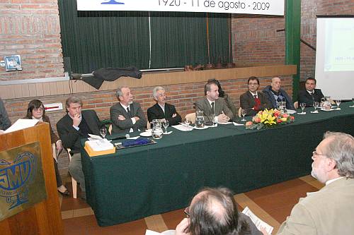 De Izq. a Der. Dres. Alicia Ceres, Enrique Soto, Miguel Fernández Galeano, Felipe Schelotto, Julio Trostchansky, Graciela Fernández, Alarico Rodríguez, Roberto Mantero e Ignacio Amorin.