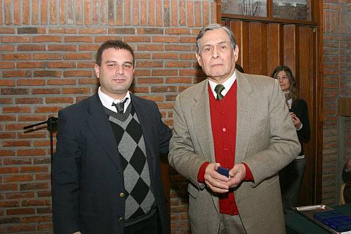 El Dr. Ignacio Amorín entrega la Distinción Sindical al Dr. Juan Carlos Basaldúa Texeira.