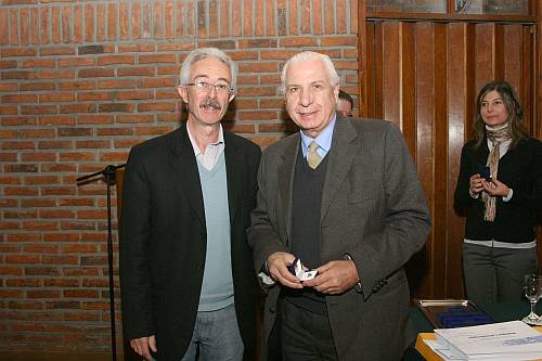 El Dr. Felipe Schelotto entrega la Distinción Sindical al Dr. Amílcar Cagnoli Freira.
