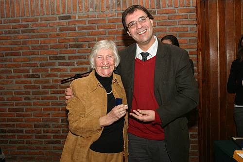 La Dra. Ana María Ferrari recibe su Distinción Sindical de manos del Dr. Alarico Rodríguez.