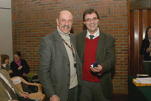 El Dr. Tomás Irineo Fleitas Hernández recibe su Distinción Sindical de manos del Dr. Alarico Rodríguez.