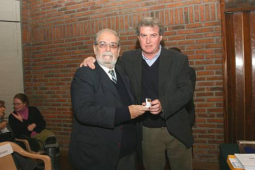 El Dr. Rubens García Zamora recibe su Distinción Sindical de manos del Dr. Enrique Soto.