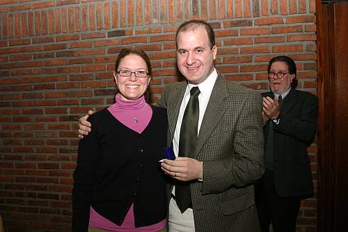 La hija del Dr. Nisso Gateño Yaffé recibe la Distinción Sindical de manos del Dr. Julio Trostchansky.
