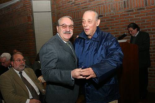 El Dr. Gustavo Giussi Penna recibe su Distinción Sindical de manos del Dr. Roberto Mantero.