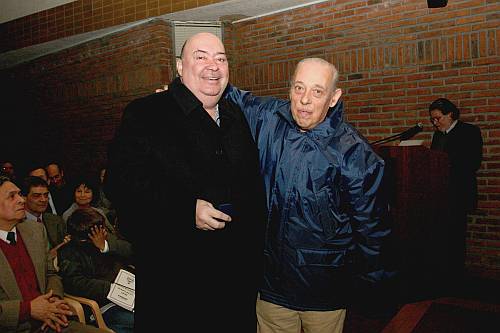El Dr. Pedro Grille Pagliettini recibe su Distinción Sindical de manos del Dr. Roberto Mantero.