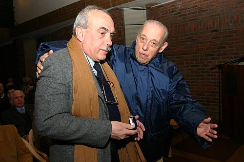 El Dr. Ignacio Lezama Joos recibe su Distinción Sindical de manos del Dr. Roberto Mantero.