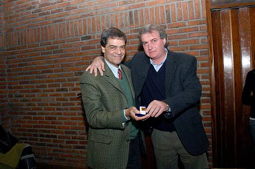 El Dr. Raúl Lombardi Escayola recibe su Distinción Sindical de manos del Dr. Enrique Soto.