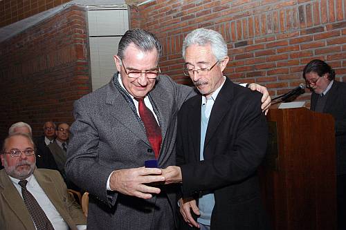 El Dr. Enrique Méndez Gruippone recibe su Distinción Sindical de manos del Dr. Felipe Schelotto.