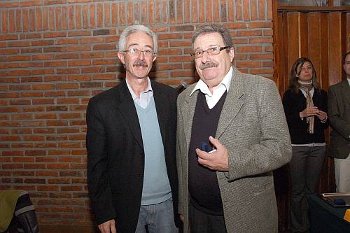El Dr. Felipe Schelotto entrega la Distinción Sindical al Dr. Walter Pedreira.