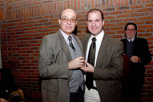 El Dr. Alberto Piñeyro Gutiérrez recibe su Distinción Sindical de manos del Dr. Julio Trostchansky.