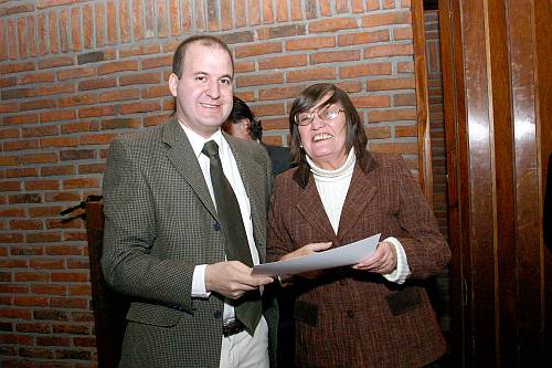 El Dr. Julio Trostchansy hace entrega del diploma de