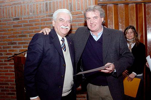 El Dr. Washington Bermúdez Santos recibe de manos del Dr. Enrique Soto el diploma de
