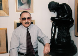 El Prof. Dr. Tabaré Fischer, junto a El Espinario, un recuerdo del maestro