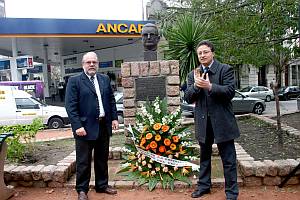 Colocación de ofrenda floral en el monumento a Salvador Allende en el centario de su natalicio