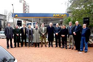 Participantes del acto de colocación de ofrenda floral en el monumento a Salvador Allende en el centario de su natalicio