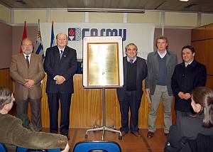 Participantes del acto de colocación de ofrenda floral en el monumento a Salvador Allende en el centario de su natalicio