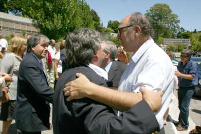 El Dr. Marcos Carámbula, Intendente de Canelones saluda al Dr. Gerardo Eguren.