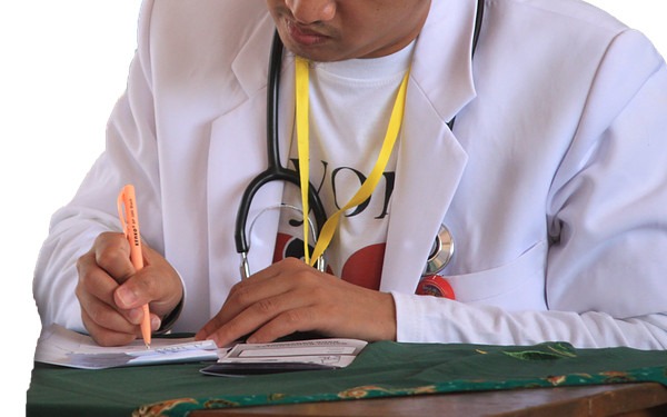¿Cómo debe conducirse un médico si al finalizar su guardia no tiene relevo?