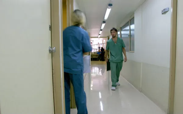SMU preocupado por presiones a médicos en puertas de emergencia.