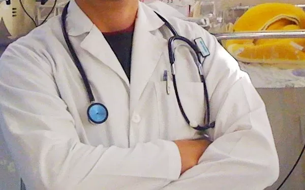 ¿Por qué es ilegal exigir a los trabajadores médicos ser socios de la institución para acceder a un puesto laboral?