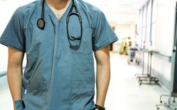 Las instituciones no pueden obligar a afiliarse a las mismas a sus médicos y médicas.