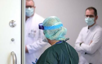 COVID-19: La Asociación Médica Mundial realiza un «llamado urgente para proteger a los profesionales de la salud»